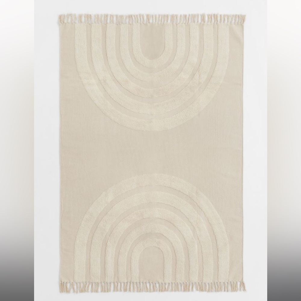 H&M HOME Large Tufted-motif Rug
